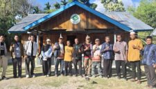 Foto bersama Tim Jelajah Titik Cahaya bersama pengurus masjid dan para Da'i Pedalaman Timor di depan Basecamp Istana Quran Indonesia Kampung Quran Oeue (Muhazir Syukur/SUARA UTAMA)
