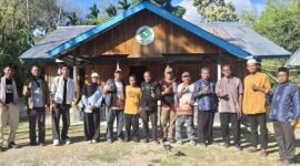 Foto bersama Tim Jelajah Titik Cahaya bersama pengurus masjid dan para Da'i Pedalaman Timor di depan Basecamp Istana Quran Indonesia Kampung Quran Oeue (Muhazir Syukur/SUARA UTAMA)