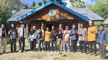 Foto bersama Tim Jelajah Titik Cahaya bersama pengurus masjid dan para Da'i Pedalaman Timor di depan Basecamp Istana Quran Indonesia Kampung Quran Oeue (Muhazir Syukur/SUARA UTAMA)