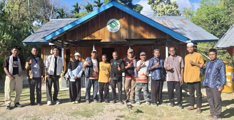 Foto bersama Tim Jelajah Titik Cahaya bersama pengurus masjid dan para Da'i Pedalaman Timor di depan Basecamp Istana Quran Indonesia Kampung Quran Oeue (Muhazir Syukur/SUARA UTAMA)