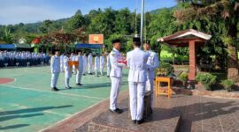 Pelaksanaan Upacara Bendera di SMA Negeri 1 Lebong yang dihadiri oleh Wabup Kabupaten Lebong, Bambang Agus Suprabudi (Munawar Khalik/SUARA UTAMA)