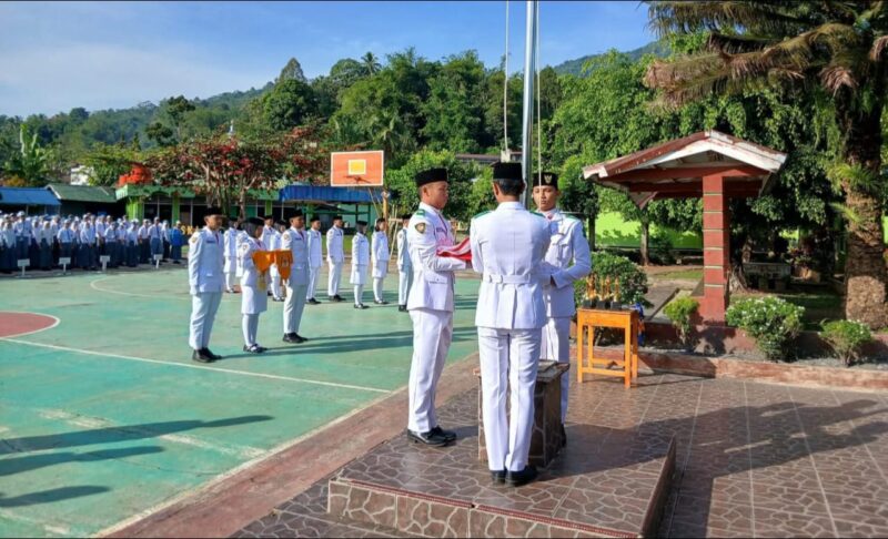 Pelaksanaan Upacara Bendera di SMA Negeri 1 Lebong yang dihadiri oleh Wabup Kabupaten Lebong, Bambang Agus Suprabudi (Munawar Khalik/SUARA UTAMA)