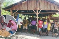 Warga Fatumetan jemaat gereja bantu pindahkan rumah Ibu Ratna Guru Ngaji TPQ sekaligus renovasi. Insert: Ibu Ratna sedang ngajar mengaji (Muhazir Syukur/SUARA UTAMA)