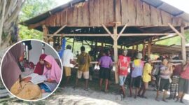 Warga Fatumetan jemaat gereja bantu pindahkan rumah Ibu Ratna Guru Ngaji TPQ sekaligus renovasi. Insert: Ibu Ratna sedang ngajar mengaji (Muhazir Syukur/SUARA UTAMA)