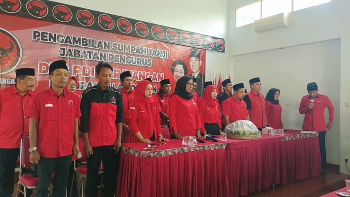 Pelantikan pengurus DPC PDI Perjuangan Lamongan Periode 2025-2030 (Suroso/SUARA UTAMA)