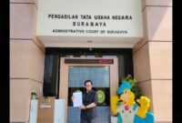 Eko Wahyu Pramono berdiri di depan Gedung PTUN Surabaya usai mendaftarkan gugatan terhadap Politeknik Negeri Jember terkait sengketa pemrosesan ijazah.