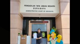 Eko Wahyu Pramono berdiri di depan Gedung PTUN Surabaya usai mendaftarkan gugatan terhadap Politeknik Negeri Jember terkait sengketa pemrosesan ijazah.