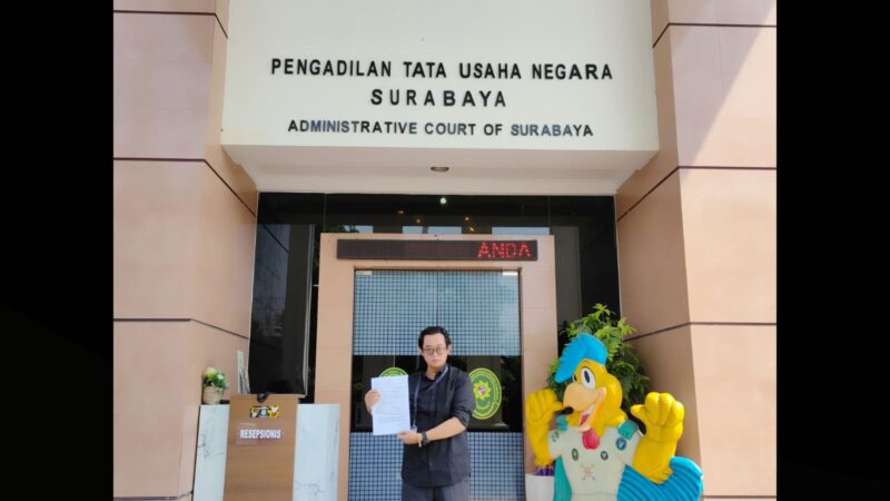 Eko Wahyu Pramono berdiri di depan Gedung PTUN Surabaya usai mendaftarkan gugatan terhadap Politeknik Negeri Jember terkait sengketa pemrosesan ijazah.
