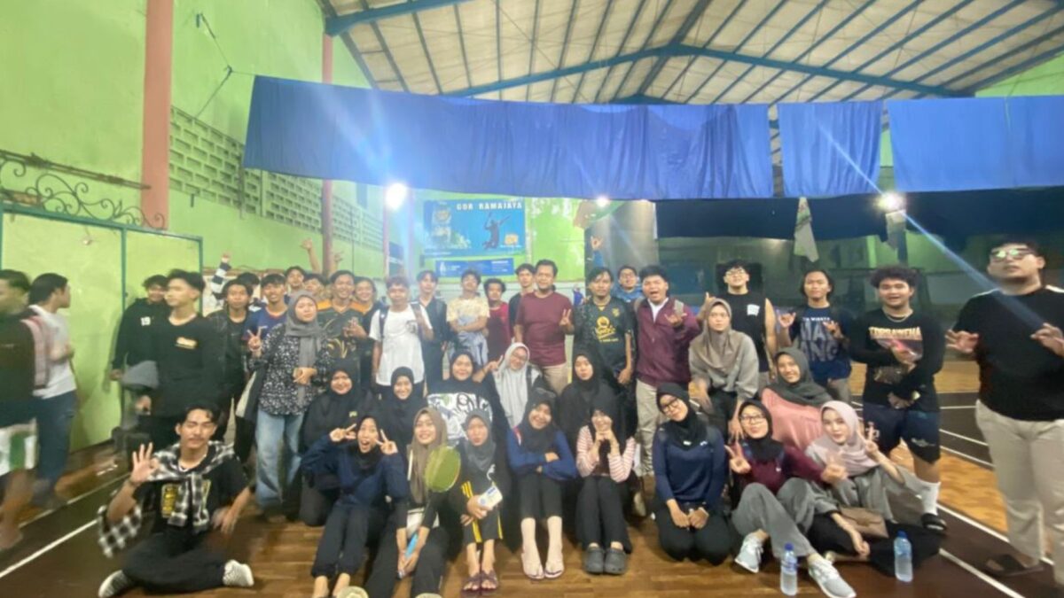 Foto bersama peserta dan panitia FES 2025 usai pelaksanaan kegiatan SPORT Collaboration Fairy – EXPO – SEKSOS di GOR Ramajaya, Tropodo, Waru, Sidoarjo, Rabu (3/12/2025).