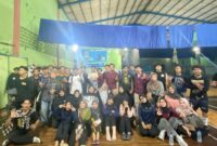 Foto bersama peserta dan panitia FES 2025 usai pelaksanaan kegiatan SPORT Collaboration Fairy – EXPO – SEKSOS di GOR Ramajaya, Tropodo, Waru, Sidoarjo, Rabu (3/12/2025).