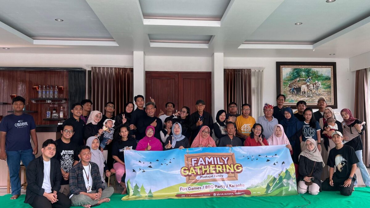 Keluarga besar Moekajat berfoto bersama usai rangkaian kegiatan Moekajat Family Gathering #1: Fun Camp & Togetherness di Villa ALTASA, Trawas, Mojokerto, Jawa Timur, Sabtu–Minggu (6–7/12/2025).
