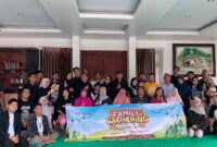 Keluarga besar Moekajat berfoto bersama usai rangkaian kegiatan Moekajat Family Gathering #1: Fun Camp & Togetherness di Villa ALTASA, Trawas, Mojokerto, Jawa Timur, Sabtu–Minggu (6–7/12/2025).