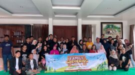 Keluarga besar Moekajat berfoto bersama usai rangkaian kegiatan Moekajat Family Gathering #1: Fun Camp & Togetherness di Villa ALTASA, Trawas, Mojokerto, Jawa Timur, Sabtu–Minggu (6–7/12/2025).