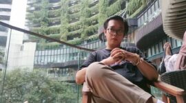 Suasana refleksi Eko Wahyu Pramono di sela aktivitas profesionalnya.