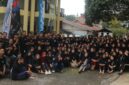 Para peserta kegiatan “Sosiologi in The Area: Mengasah Kompetensi Kritis demi Mempererat Kebersamaan” berfoto bersama seusai rangkaian acara di Villa Wahyu, Pacet–Mojokerto. Foto ini menjadi simbol solidaritas dan kekeluargaan antar mahasiswa Sosiologi lintas angkatan yang mengikuti kegiatan pada 13–15.