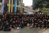 Para peserta kegiatan “Sosiologi in The Area: Mengasah Kompetensi Kritis demi Mempererat Kebersamaan” berfoto bersama seusai rangkaian acara di Villa Wahyu, Pacet–Mojokerto. Foto ini menjadi simbol solidaritas dan kekeluargaan antar mahasiswa Sosiologi lintas angkatan yang mengikuti kegiatan pada 13–15.