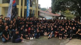 Para peserta kegiatan “Sosiologi in The Area: Mengasah Kompetensi Kritis demi Mempererat Kebersamaan” berfoto bersama seusai rangkaian acara di Villa Wahyu, Pacet–Mojokerto. Foto ini menjadi simbol solidaritas dan kekeluargaan antar mahasiswa Sosiologi lintas angkatan yang mengikuti kegiatan pada 13–15.