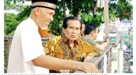 Foto Kenangan Azwar Anas (kemeja batik) saat berbincang dengan Gubernur Sumbar Mahyeldi Ansharullah. (Foto: Dok. Pemprov Sumbar)