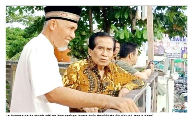 Foto Kenangan Azwar Anas (kemeja batik) saat berbincang dengan Gubernur Sumbar Mahyeldi Ansharullah. (Foto: Dok. Pemprov Sumbar)
