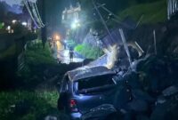 FOTO: Longsor Menutup Akses Jalan di Sariwangi, Kemacetan Mencapai 2 Kilometer (Diwana Fikri Aghniya/SUARA UTAMA)