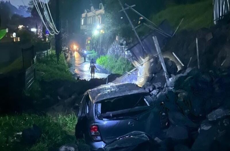 FOTO: Longsor Menutup Akses Jalan di Sariwangi, Kemacetan Mencapai 2 Kilometer (Diwana Fikri Aghniya/SUARA UTAMA)