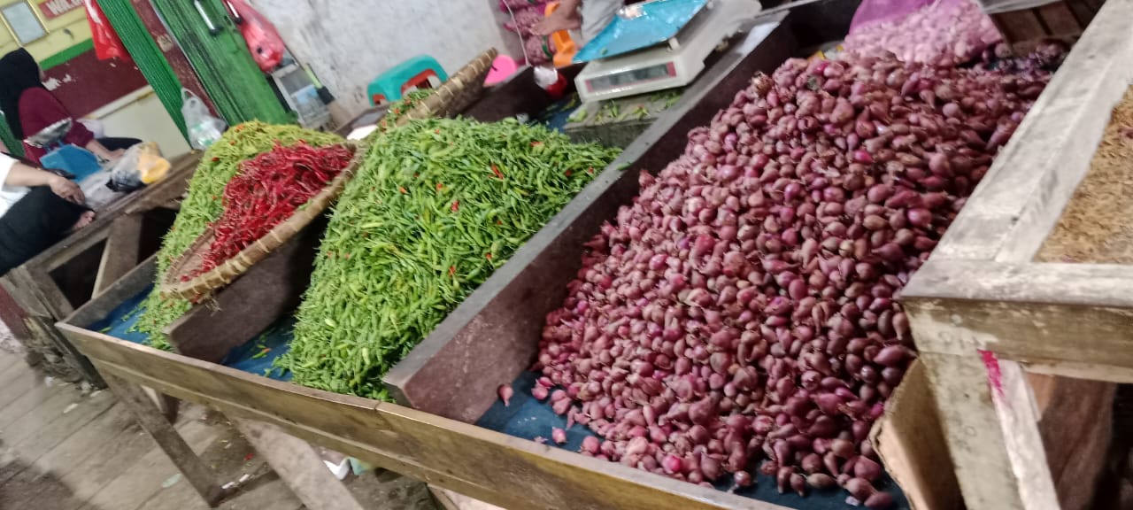 IMG 20251204 WA0015 Menjelang Nataru, harga Cabai di pasar Simpang Pematang melonjak tajam Suara Utama ID Mengabarkan Kebenaran | Website Resmi Suara Utama