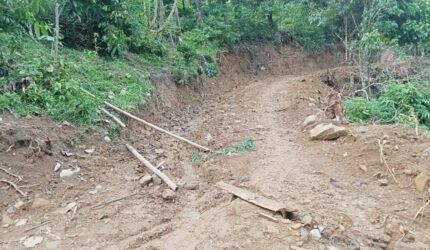 IMG 20251210 WA0001 Pembangunan JUT di Desa Rantau Bayur Senilai Rp150 Juta Dikeluhkan Warga: Diduga Asal Jadi dan Tak Sesuai Spesifikasi Suara Utama ID Mengabarkan Kebenaran | Website Resmi Suara Utama