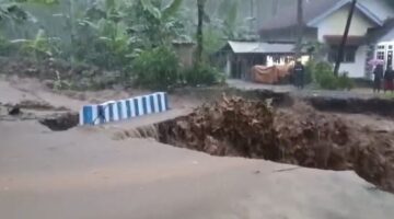 Beredar Video Banjir Mengakibatkan Jembatan Putus di wilayah kecamatan Tiris