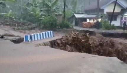 IMG 20251211 WA0001 Beredar Video Banjir Mengakibatkan Jembatan Putus di wilayah kecamatan Tiris Suara Utama ID Mengabarkan Kebenaran | Website Resmi Suara Utama
