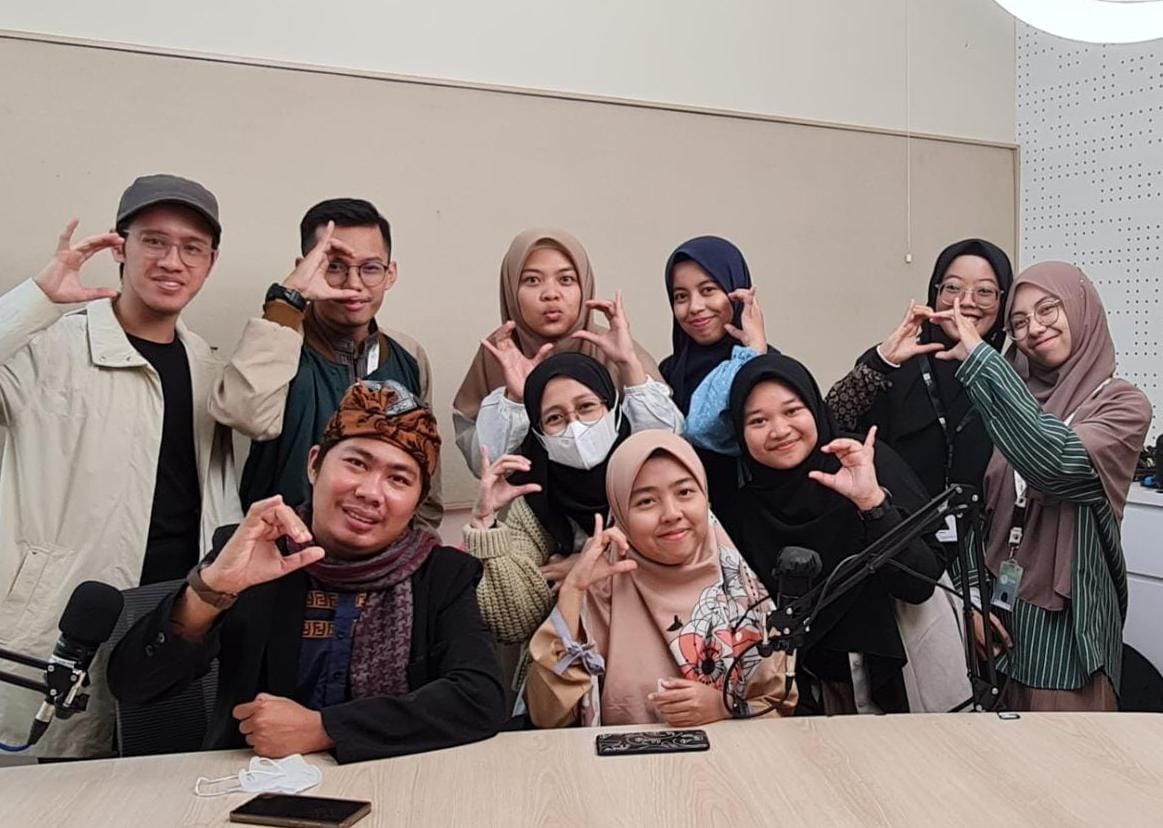 FOTO: Dokumen Pribadi penulis, Coach Mas Andre Hariyanto saat sharing ilmu jurnalistik dan kepenulisan di Studio BMKA Salman Institut Teknologi Bandung (ITB), Jawa Barat (Andre Hariyanto/SUARA UTAMA)