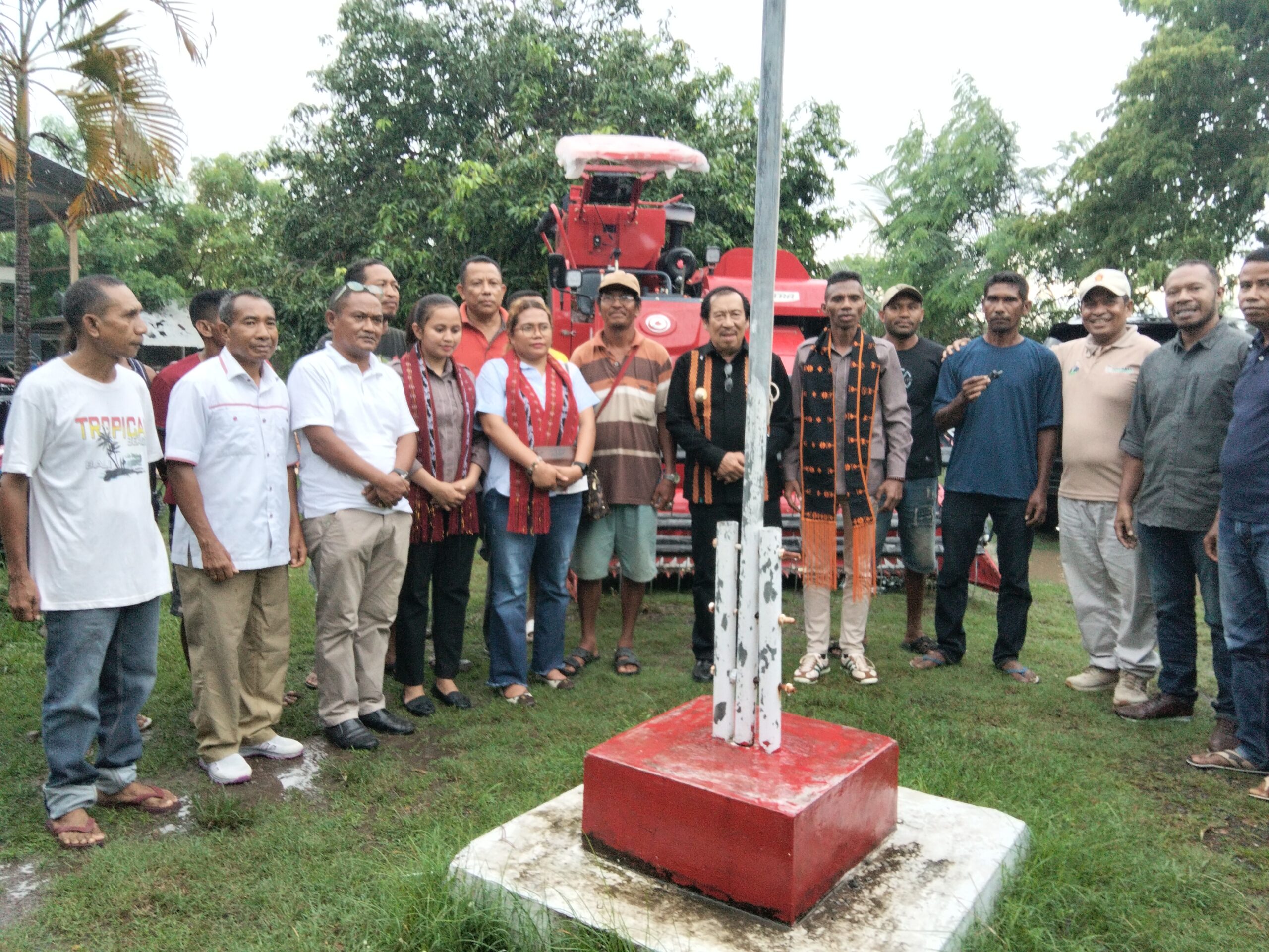 Penyerahan bantuan alat dan mesin pertanian dari Kementerian Pertanian oleh Wilfridus Yons Ebit kepada kelompok tani binaan Tani Merdeka di Kabupaten Nagekeo, Nusa Tenggara Timur.