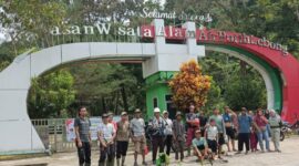 Kegiatan Jumat Bersih kali ini membersihkan objek wisata Air Putih Lebong (Munawar Khalik/SUARA UTAMA)