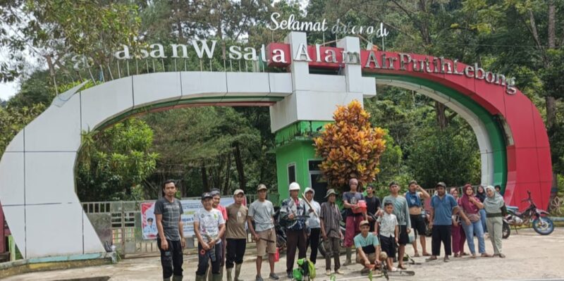 Kegiatan Jumat Bersih kali ini membersihkan objek wisata Air Putih Lebong (Munawar Khalik/SUARA UTAMA)