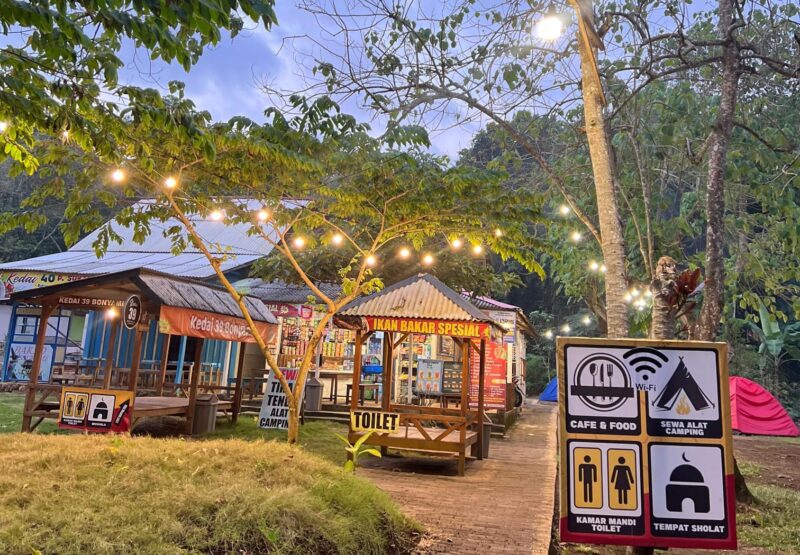 Kedai 39 Bonyamin terletak di Pantai 3 in 1 yang terdiri dari Pantai Ngentup, Banyumeneng, dan Selok (Andre Hariyanto/SUARA UTAMA)