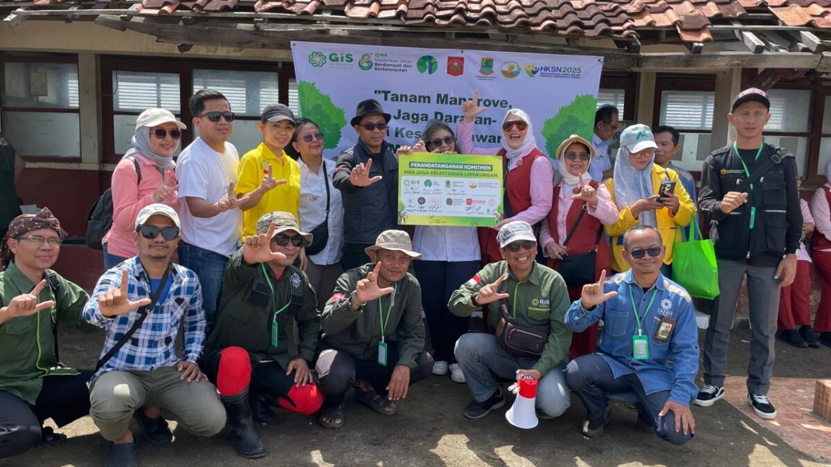 Kolaborasi antara GIS Peduli dan Emil Salim Institute melakukan aksi nyata dengan menanam 800 bibit pohon di 2 tempat (Wahyu Widodo/SUARA UTAMA)