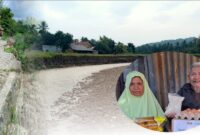 Kondisi pasca banjir Boentuka dengan kondisi rumah yang nyaris diterjang erosi banjir. Majelis Ulama Indonesia buka program bantuan terkait hal tersebut. Insert: Bapak Taher Asbanu dan Istri (Muhazir Syukur/SUARA UTAMA)