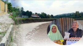 Kondisi pasca banjir Boentuka dengan kondisi rumah yang nyaris diterjang erosi banjir. Majelis Ulama Indonesia buka program bantuan terkait hal tersebut. Insert: Bapak Taher Asbanu dan Istri (Muhazir Syukur/SUARA UTAMA)