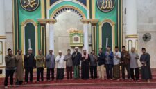 Foto bersama usai kegiatan meeting perdana Pengurus DMI TTS di Masjid Agung Al Ikhlas Soe (Muhazir Syukur/SUARA UTAMA)