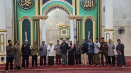 Foto bersama usai kegiatan meeting perdana Pengurus DMI TTS di Masjid Agung Al Ikhlas Soe (Muhazir Syukur/SUARA UTAMA)
