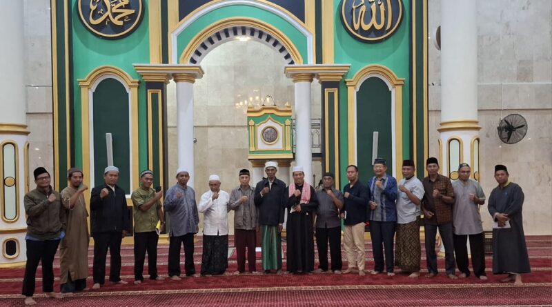 Foto bersama usai kegiatan meeting perdana Pengurus DMI TTS di Masjid Agung Al Ikhlas Soe (Muhazir Syukur/SUARA UTAMA)