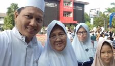 Foto penulis Zahruddin Hodsay bersama ibunda Hj. Siti Khodijah (Almarhumah), isteri Ade Arinia Rasyad dan anak bungsu Naila Aqilah Azzahra (Zahruddin Hodsay/SUARA UTAMA)