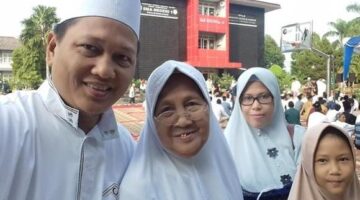 Foto penulis Zahruddin Hodsay bersama ibunda Hj. Siti Khodijah (Almarhumah), isteri Ade Arinia Rasyad dan anak bungsu Naila Aqilah Azzahra (Zahruddin Hodsay/SUARA UTAMA)