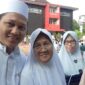 Foto penulis Zahruddin Hodsay bersama ibunda Hj. Siti Khodijah (Almarhumah), isteri Ade Arinia Rasyad dan anak bungsu Naila Aqilah Azzahra (Zahruddin Hodsay/SUARA UTAMA)