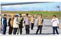 Moment Presiden Prabowo Subianto tiba di Kab.Tapanuli Tengah, Provinsi Sumatra Utara, Senin, 1/12/ 2025, meninjau penanganan dampak banjir yang melanda wilayah tersebut. Foto: BPMI Setpres.