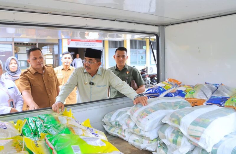 Bupati Tanjung Jabung Barat Anwar Sadat saat menghadiri Operasi Pasar Murah (Hengky Deviza/SUARA UTAMA)