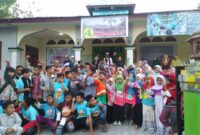 Foto bersama kegiatan Pesantren Kilat yang dilaksanakan oleh Cahaya Hijrah di depan Masjid Arrahman Batuputih saat kegiatan Sanlat Ramadhan lalu (Muhazir Syukur/SUARA UTAMA)