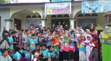 Foto bersama kegiatan Pesantren Kilat oleh Cahaya Hijrah di depan Masjid Arrahman Batuputih saat kegiatan Sanlat Ramadhan lalu (Muhazir Syukur/SUARA UTAMA)