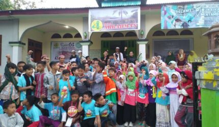 Foto bersama kegiatan Pesantren Kilat oleh Cahaya Hijrah di depan Masjid Arrahman Batuputih saat kegiatan Sanlat Ramadhan lalu