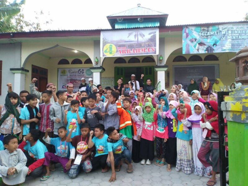 Foto bersama kegiatan Pesantren Kilat yang dilaksanakan oleh Cahaya Hijrah di depan Masjid Arrahman Batuputih saat kegiatan Sanlat Ramadhan lalu (Muhazir Syukur/SUARA UTAMA)