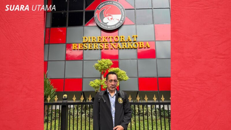 Yulianto Kiswocahyono, S.E., S.H., BKP  di depan Gedung Direktorat Reserse Narkoba Polda Metro Jaya